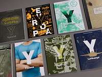 Verschiedene Ausgaben des Y-Magazins liegen nebeneinander