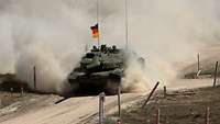 Ein Leopard 2 A7V in voller Fahrt