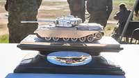Eine Miniaturnachbildung eines Centurion-Panzers der kanadischen Armee aus Sterlingsilber.