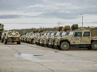 Fahrzeuge vom Typ Eagle IV und Transportpanzer Fuchs stehen auf dem Gelände