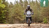 Der Kradmelder fährt im Stehen auf seinem Motorrad