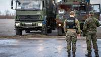 Zwei finnische Soldaten der Militärpolizei bewachen das Patriot-Waffensystem am Hafen