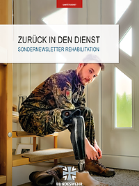 Ein Soldat mit einer Beinprothese sitzt auf einer Treppe