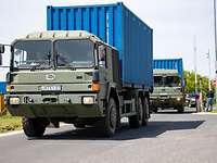 Lkw fahren aus einer Liegenschaft raus