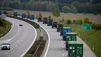 Eine Kolonne auf der Autobahn von einer Brücke fotografiert