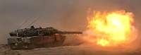 Ein Panzer bei der Schussabgabe, ein riesiger Feuerball entsteht an der Kanonenmündung.