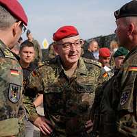 Drei Soldaten im Gespräch