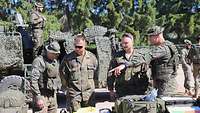 Spanische Soldaten zeigen deutschen Soldaten ihre sanitätsdienstliche Ausrüstung