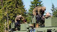 Ein spanischer Soldat zeigt einem deutschen Offizier die Ladetätigkeiten am schweren Maschinengewehr