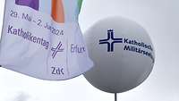 Fahne vom Katholikentag und Ballon der Katholischen Militärseelsorge