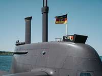 Ein U-Boot am Pier mit gehisster Bundesdienstflagge