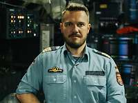 Eine Portraitaufnahme von einem Marinesoldaten in einem U-Boot