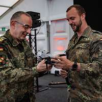 Ein Soldat zeigt dem Generalinspekteur Carsten Breuer eine Drohne