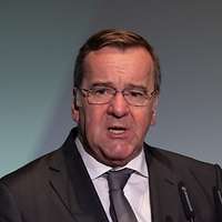 Verteidigungsminister Boris Pistorius spricht am Rednerpult bei der Bundeswehrtagung 2023