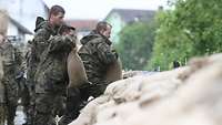 Soldaten stapeln Sandsäcke