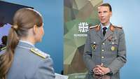 Eine Soldatin interviewt einen Soldaten in einem Studio