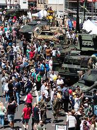 Viele Besucher zwischen Militärfahrzeugen und Ständen auf einem Platz