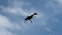 Ein Kampfhubschrauber fliegt über Kopf.