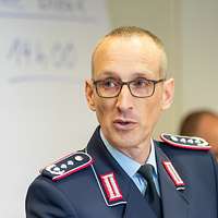 Zwei Männer sitzen in einer Konferenz.