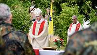 Militärbischof Overbeck beim Gottesdienst in Strausberg