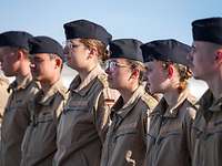 Einschiffung Rota Mehrere Soldaten in Marineuniform in Reihe angetreten