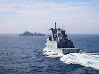 Zwei deutsche Marineeinheiten treffen sich in See