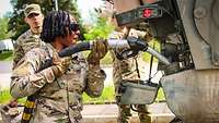 Eine amerikanische Soldation betankt ein Militärfahrzeug