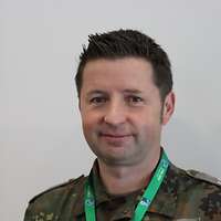 Porträtfoto eines Soldaten.