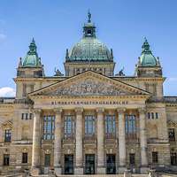 Ein altes großes Gebäude auf einem Platz, auf dem Bundesverwaltungsgericht steht