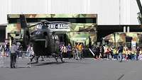 Ein Militärhubschrauber steht vor dem Messestand der Bundeswehr