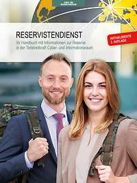 Das Titelbilder einer Broschüre, ein Mann und eine Frau mit Rucksäcken auf dem Rücken abgebildet.