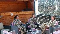 Soldatinnen vom Betreuungsdienst mit der Militärpfarrerin im Camp Sonic Al-Asrak Jordanien