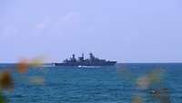Ein graues Kriegsschiff entfernt in See