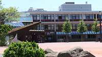 Der rote Platz des Bildungszentrum der Bundeswehr in Mannheim mit dem Hauptgebäude im Hintergrund