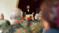 Militärpfarrer Christian Tröger spricht im Rahmen des Einführungsgottesdienstes zu seiner Gemeinde