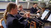 Blasmusiker spielen ihre Musikinstrumente