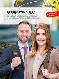 Ein Mann und eine Frau mit militärischen Rucksäcken 