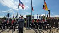 Generalmajor Klein an der Gedenkstätte des Gefangenenlagers Foucarville