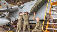 Mehrere Soldaten arbeiten an einem Tornado in einer Halle