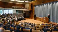 Militärbischof Overbeck beim Vortrag an der Führungsakademie der Bundeswehr
