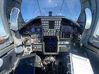 Das Cockpit der T-38 von innen fotografiert, so dass die vielen Knöpfe, Regler und Messanzeigen zu sehen sind.