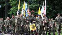 Soldaten mit Fahnen der Militärseelsorge auf dem Weg nach Amberg