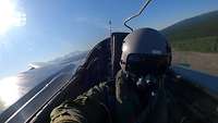 Ein Kampfjetpilot sitzt in einem Kampfjet welches er fliegt