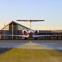 Eine Global 6000 steht vor der Passagierabfertigung in Köln auf dem Rollfeld