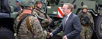 Minister Pistorius begrüßt zwei Soldaten per Handschlag