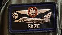 Das Namensband eines Soldaten ist mit dem Callsign „Faze“ zu sehen.