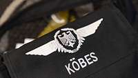 Das Namensband eines Soldaten ist mit dem Callsign „Köbes“ zu sehen.