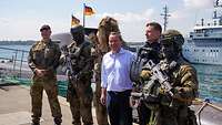 Gruppenfoto mit dem Bundesminister und mehreren Personen in Marineuniform vor einem Uboot.