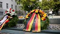 Der Blumenkranz vom Bundesminister der Verteidigung liegt im Ehrenhof des Bendlerblocks