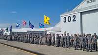 Japanische Soldaten stehen in Formation vor einem Gebäude in Japan. 